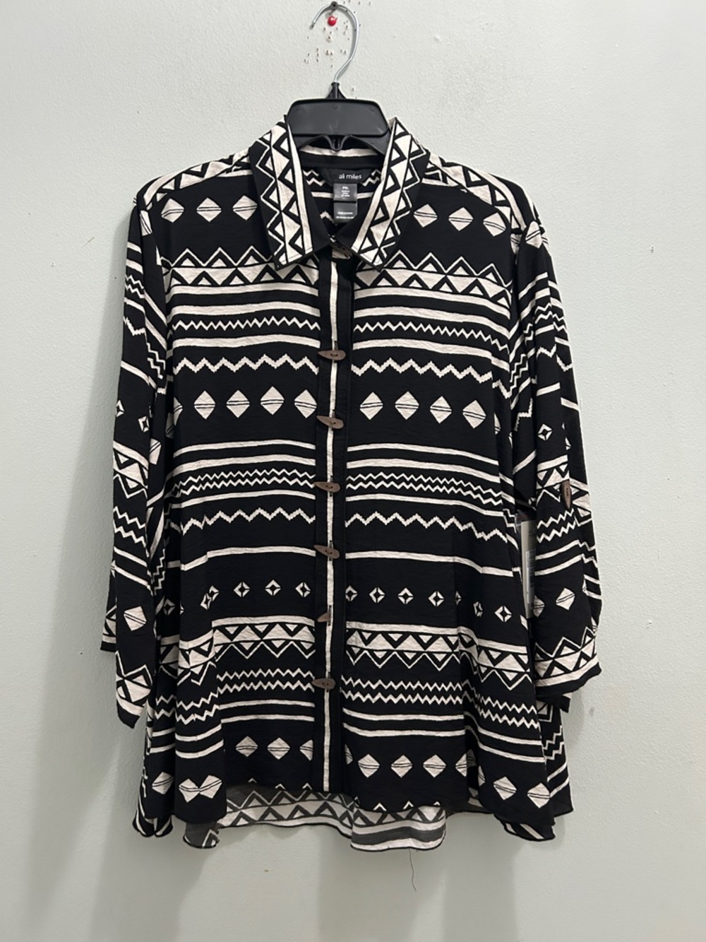 Ali Miles Black and White Geometric Button-Up Top